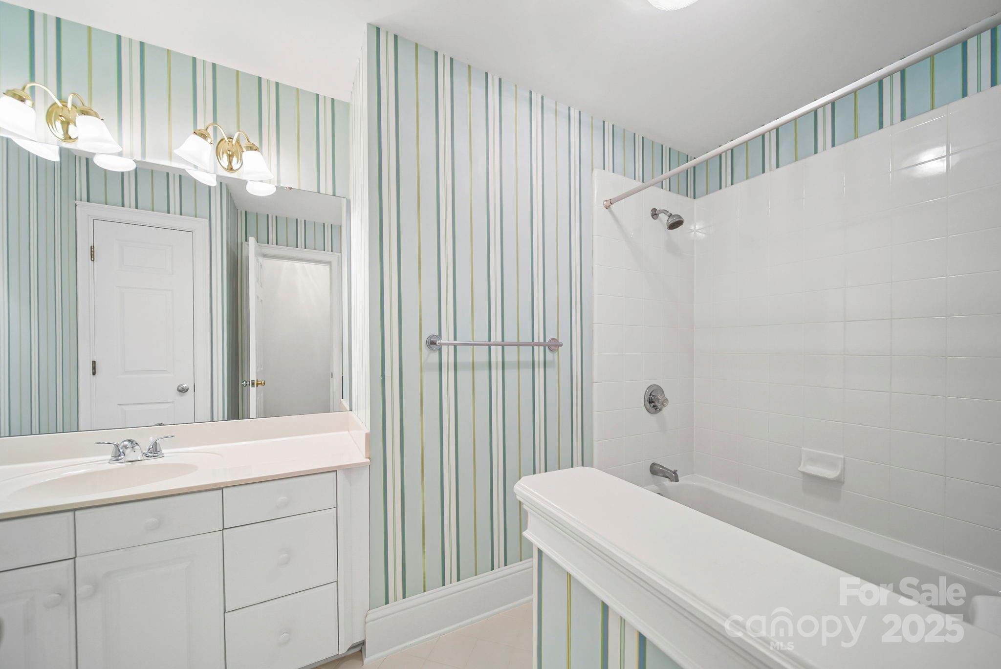 Charlotte, North Carolina 28269, United States, 5 Bedrooms Bedrooms, ,4 BathroomsBathrooms,Residential,Active,249275