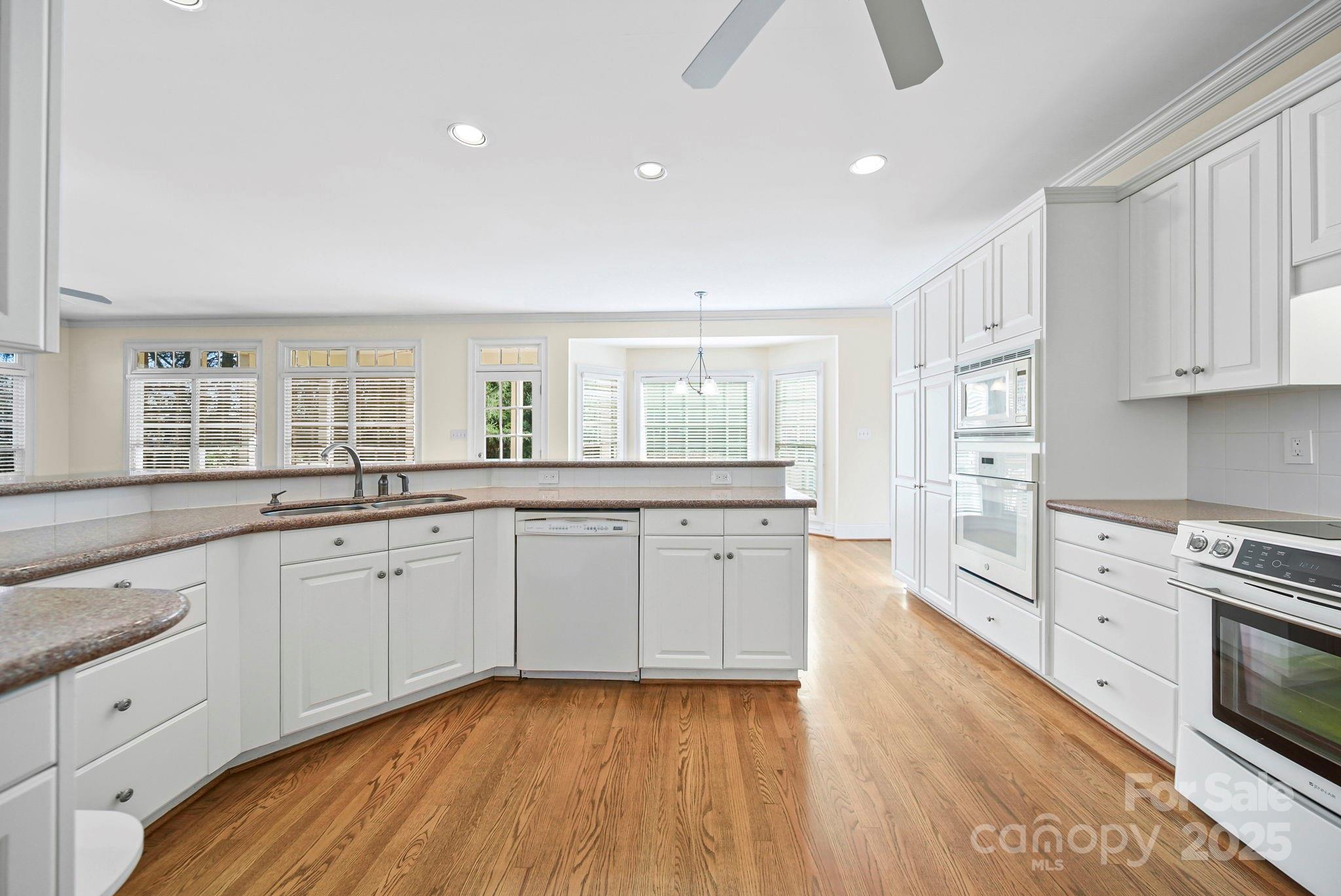 Charlotte, North Carolina 28269, United States, 5 Bedrooms Bedrooms, ,4 BathroomsBathrooms,Residential,Active,249275