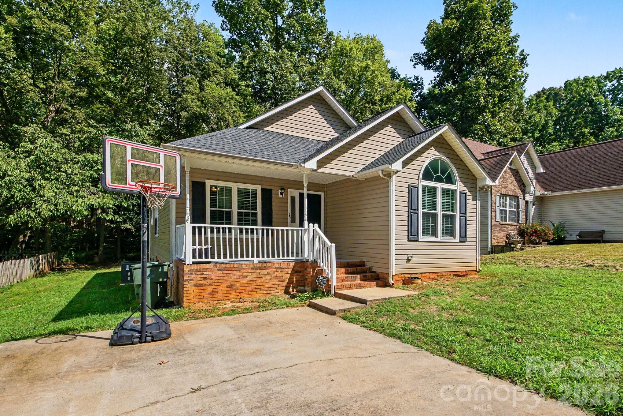 1560 Cambridge Heights Place NW