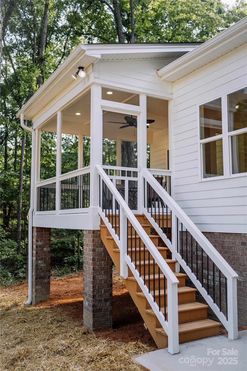 1004 E Sandy Ridge Road