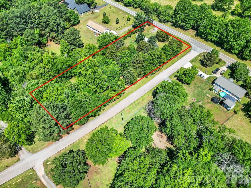 Rare opportunity in the highly desirable Lake Wylie area! Situated on nearly 2 acres, this corner lot offers endless potential for those looking to build their dream home or invest in a growing area.
The property currently features an existing well and septic—providing a strong starting point for future plans. Whether you choose to enjoy the property as-is, renovate, or build new, the value here is in the land and location.
Hard-to-find acreage with road frontage in this area, plus zoning for the new high school makes this an even more attractive opportunity. Opportunities like this—with acreage, utilities in place, and location—are becoming increasingly rare in Lake Wylie.