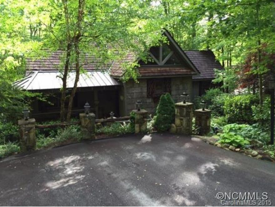 Well appointed cabin in Burlingame. Great golf course views, expansive decks for entertaining. Mountain cabin feel throughout. Natural stream on the property. Kitchen has granite counter tops, breakfast bar. wood floors throughout. Cabin decor makes you feel right at home in the mountains.