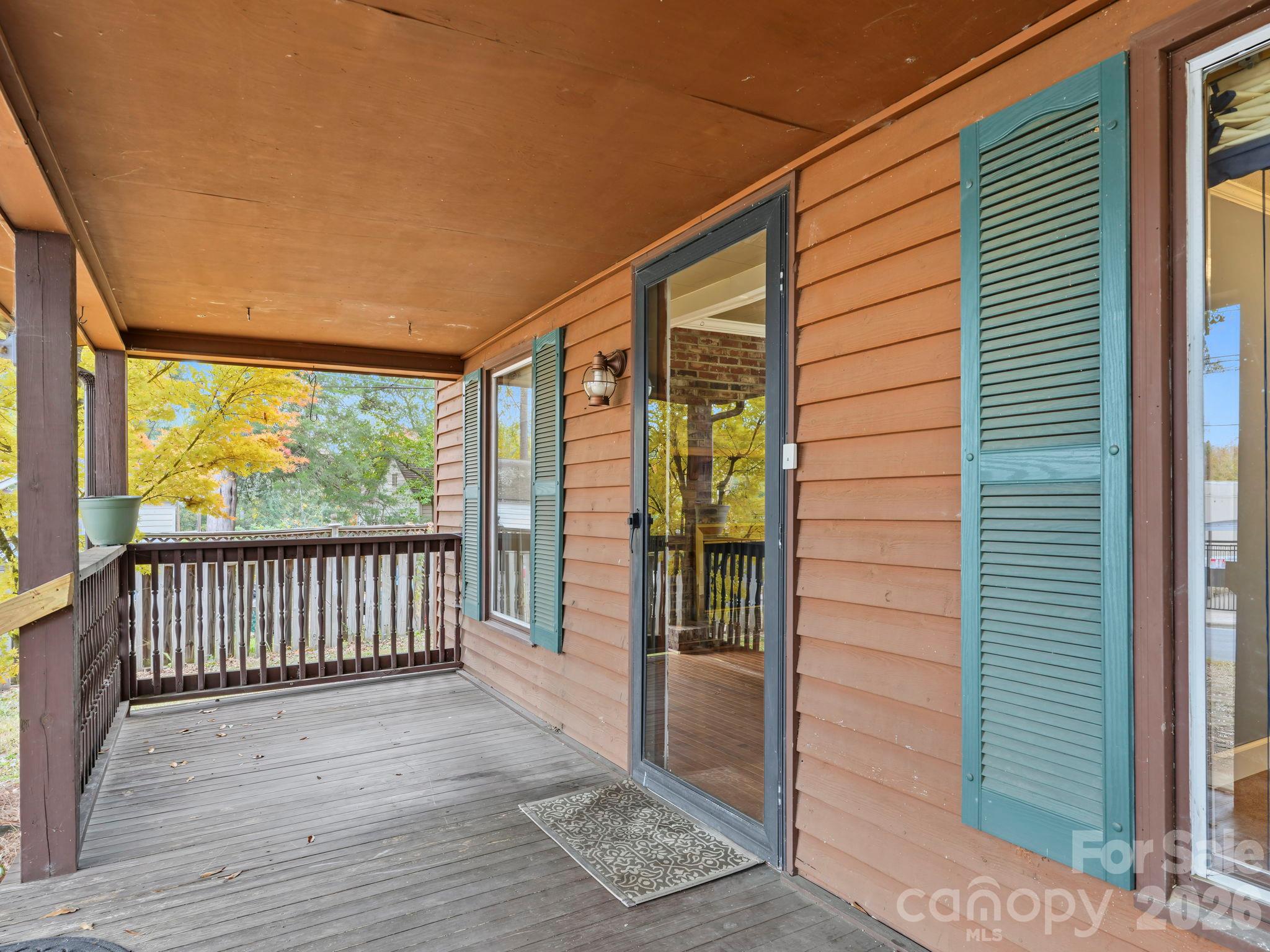 548 Sunnyside Drive SE
