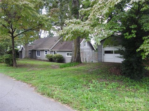Photo of 201 Merriman Road, Hendersonville, NC 28791 (MLS # 4295384)