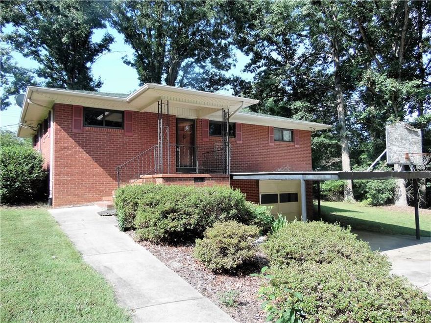 Affordable and easy to maintain, 2 bedroom, 1 bath, open floor plan, full basement. Separate Double car garage. Replacement windows, all kitchen appliances. Completely renovated bath. No city taxes.