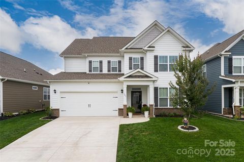 Photo of 101 Fox Cove Road, Hendersonville, NC 28792 (MLS # 4304953)