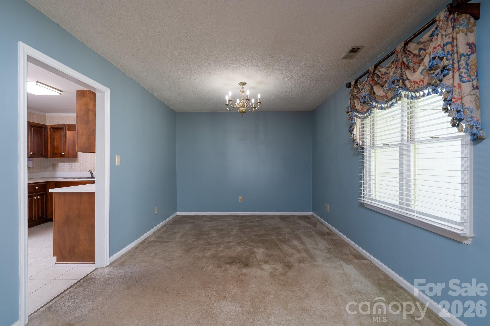 566 Camrose Circle NE