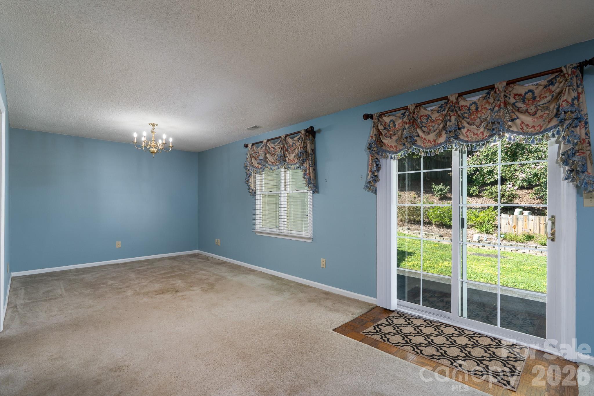 566 Camrose Circle NE