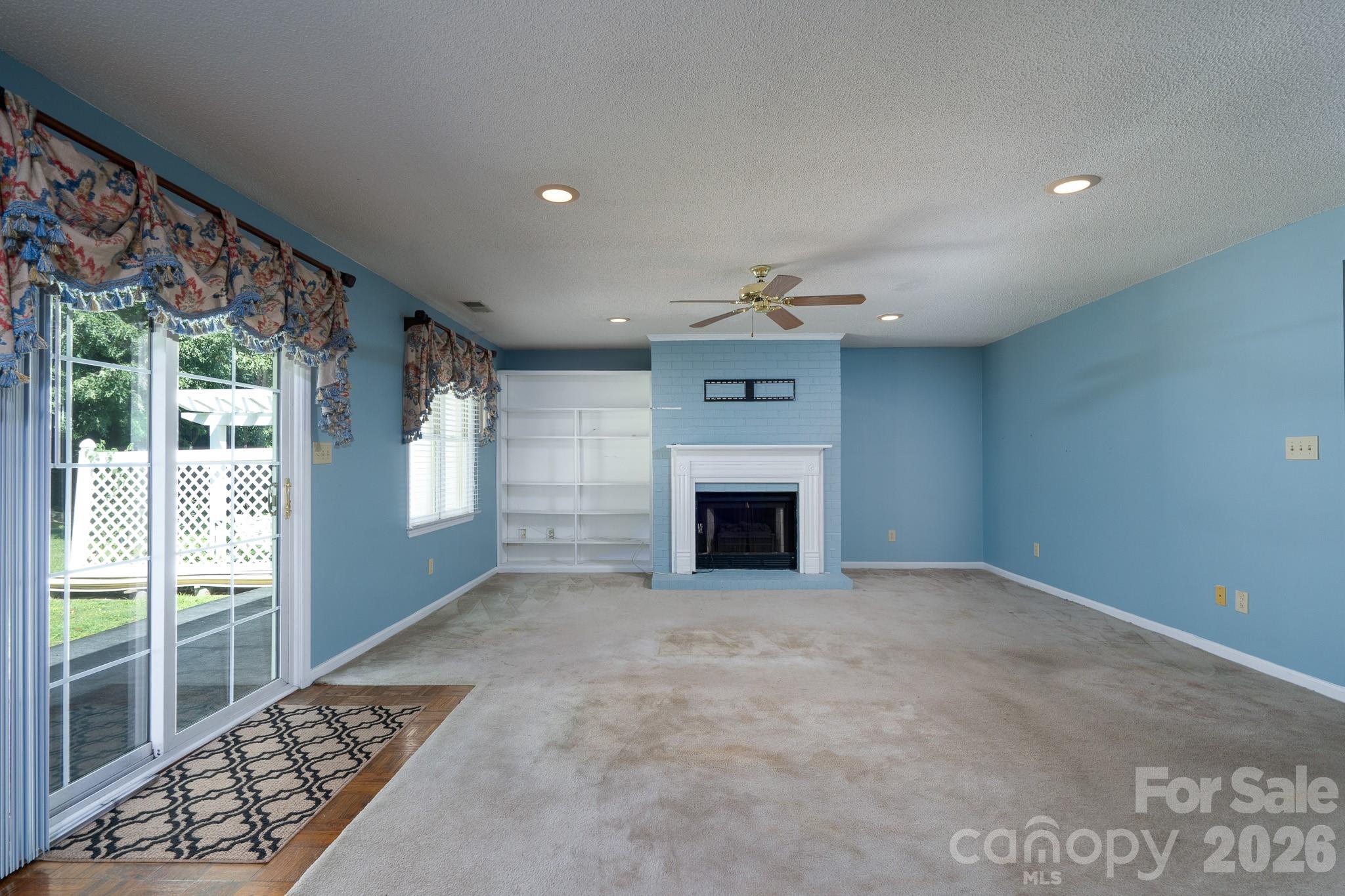 566 Camrose Circle NE
