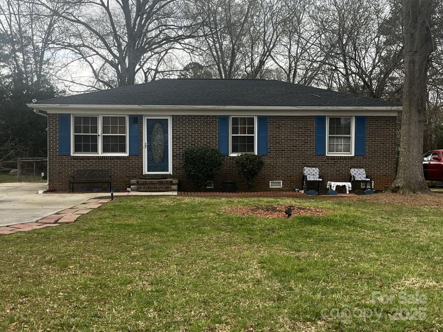 This 3 bedroom, 1 bath brick ranch is ready to call it home!  Offering a nice back deck and spacious yard.  This home is conveniently located, just minutes from downtown Rock Hill.