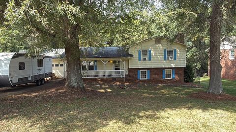 Photo of 103 Oaklawn Road, Statesville, NC 28625 (MLS # 4305150)