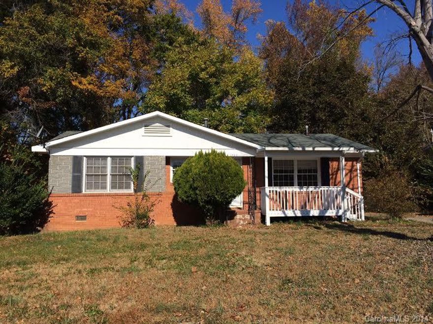 This property has 3 bedrooms and 1 bathroom. Large front windows allow for plenty of natural light. Huge yards with a view of wooded area and Irwin Creek. Within a few miles of several parks including Clanton Park. Easy access to Clanton Rd and I-77.