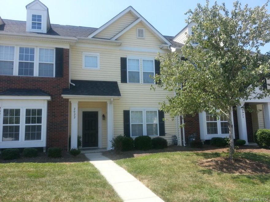 Beautiful Condo in the highly desirable Oakstone community.  Quiet/Private street. East access to Seacrest Shortcut and Hwy. 74. Move in ready. Large Living Room, ideal for several uses.  Kitchen w/ample cabinets. Attached rear load garage. Neutral colors throughout. Desirable Porter Ridge Schools.  Close to shopping, restaurant and easy to 485. Gorgeous Master Suite w/deluxe Master Bath with Garden Tub, and dual sinks.