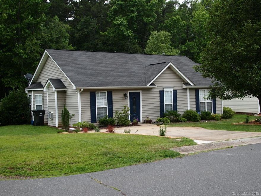Located in Rock Hill, this home is in the community of Mabry Park w/tree lined streets, community pool and clubhouse! Cul-de-sac lot w/fenced backyard, deck and patio. Nice open floor plan, w/ hardwood flooring, pretty kitchen, large great-room w/ fireplace. Must see!