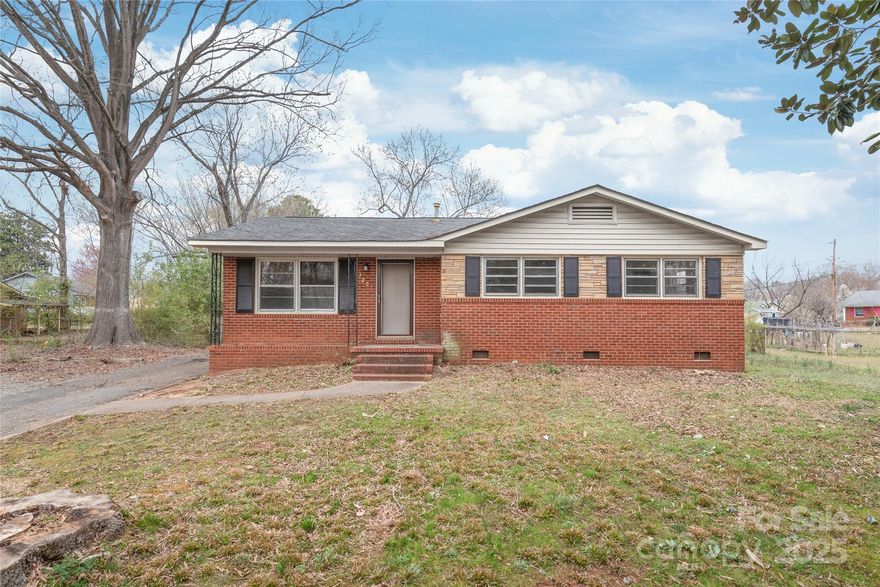 This 1960's ranch home has hardwood flooring in living, bedrooms, and hallway.  The home sits on a large lot with a chain link fence in the back for your pets and children to play.  The yard is spacous and large.  Two parking lanes in driveway. House is a good home for someone who is interesting in putting in their own paint/stove, etc.  The home has been inspected and the inspection is available for serious buyers.
House could use some ownership love and has a great floor plan.