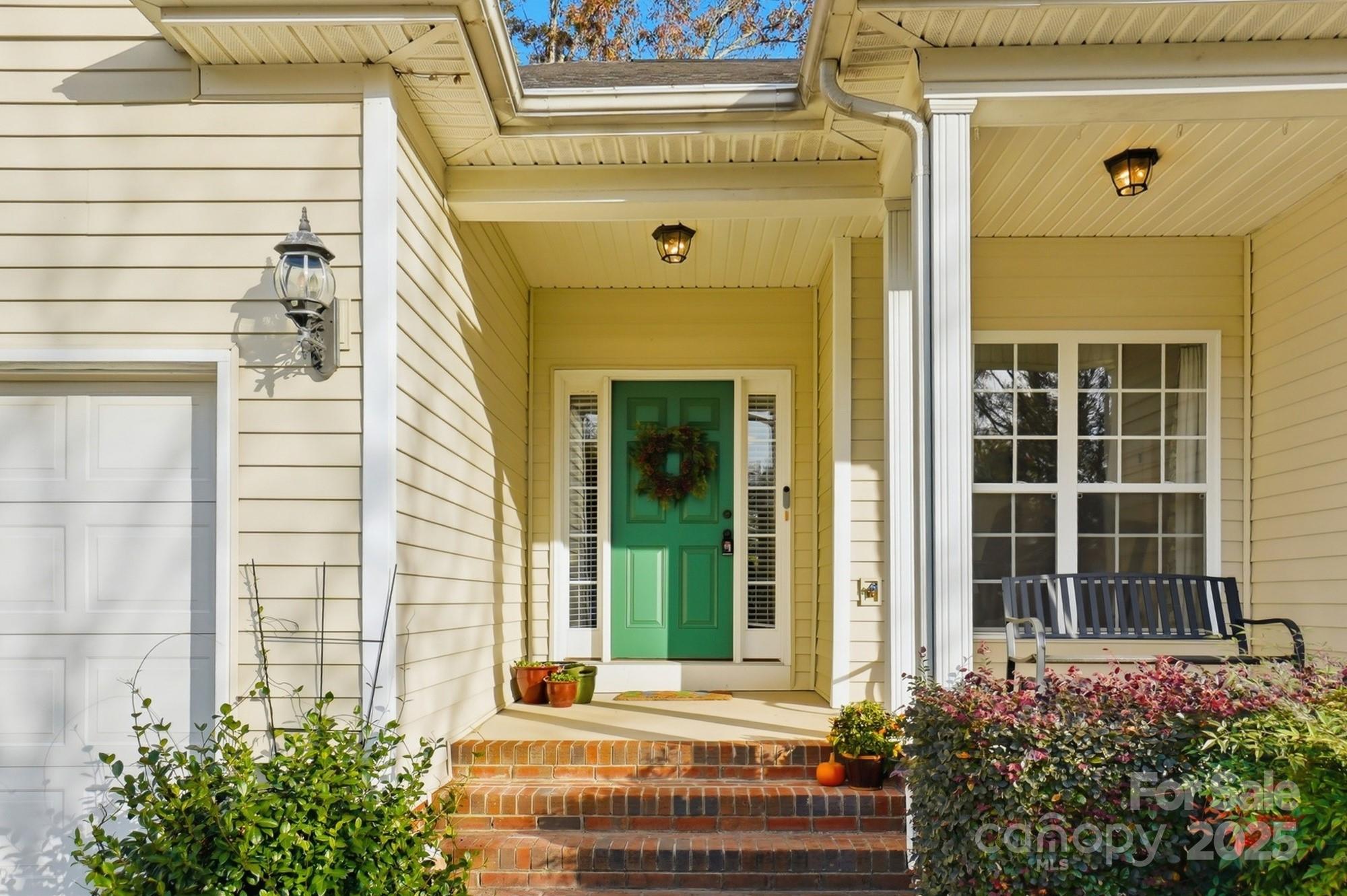 912 Gold Finch Circle