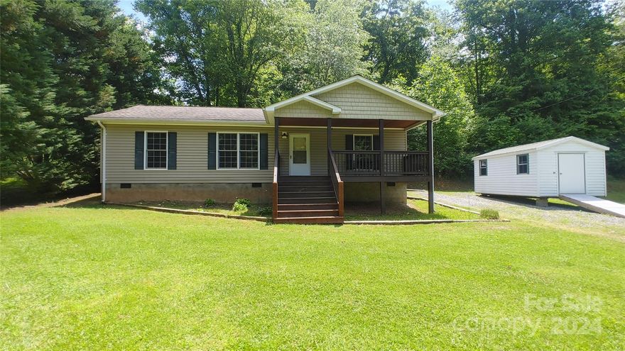 Whittier - Beautifully kept 3 Bedroom, 2 Bathroom off-frame modular home, only 10 minutes to Harrah's Cherokee Casino! Convenient one-level living, situated on 1 acre of usable land. Sit on your covered front porch and enjoy the stream and mountain views. Don't miss this one! Sellers have purchased another home and are motivated!