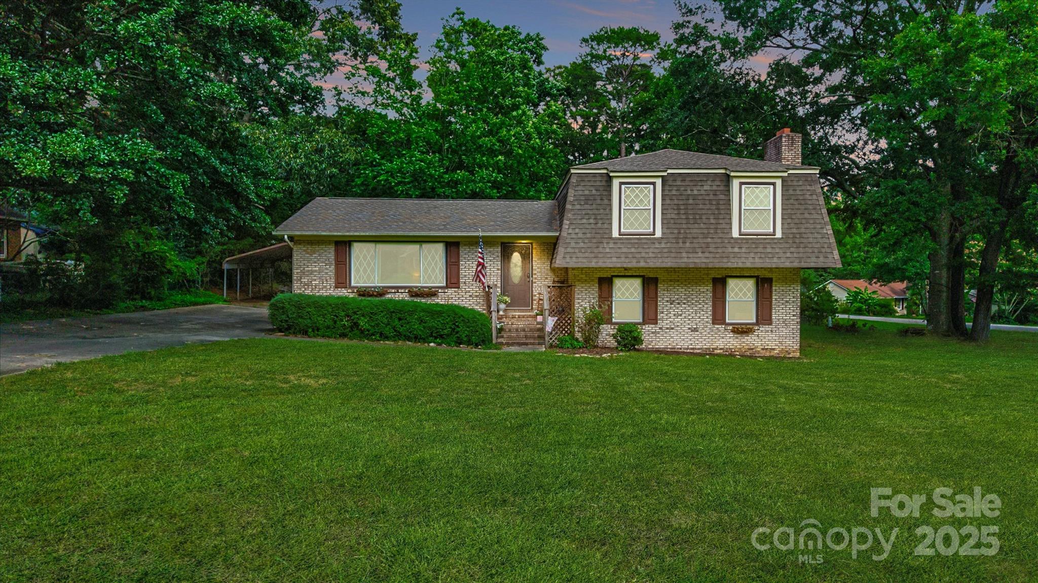 121 Pelham Lane