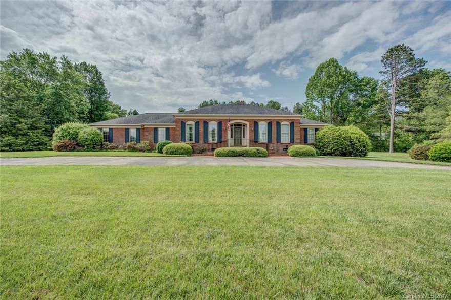 This beautiful well kept home is a must see. Home offers large family rm, formal dining rm & so much more. Custom built by original owners. Large master br with walk in closet & updated bath. Cozy covered patio, perfect for relaxing afternoons.