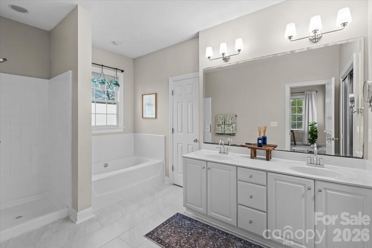 The Oaks On Providence - Residential