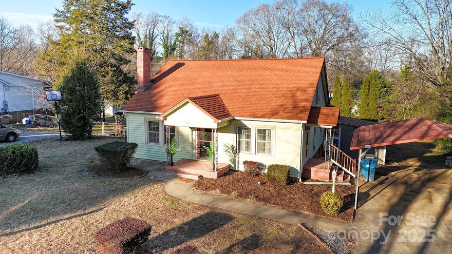 Welcome Home! This charming 3-bedroom, 2-bathroom home offers the perfect blend of city living and relaxation. As you step inside, you'll be greeted by the cozy fireplace in the living room, setting the tone for a warm and inviting atmosphere. Large Living room has currently been split to make the 3rd bedroom, this flex room could also be used as an office or formal dining room.
The home features a refreshing pool, perfect for beating the heat during the warmer months, and a large backyard that's ideal for outdoor entertaining or simply enjoying some fresh air. The carport provides convenient parking, keeping your vehicle protected from the elements.
Located in the heart of the city, this property is close to a variety of restaurants and shopping centers, offering endless options for dining, entertainment, and convenience. Whether you're a foodie, a shopaholic, or someone who loves the energy of city living, this home has it all.
*Make this house your home and enjoy the best of city life!*