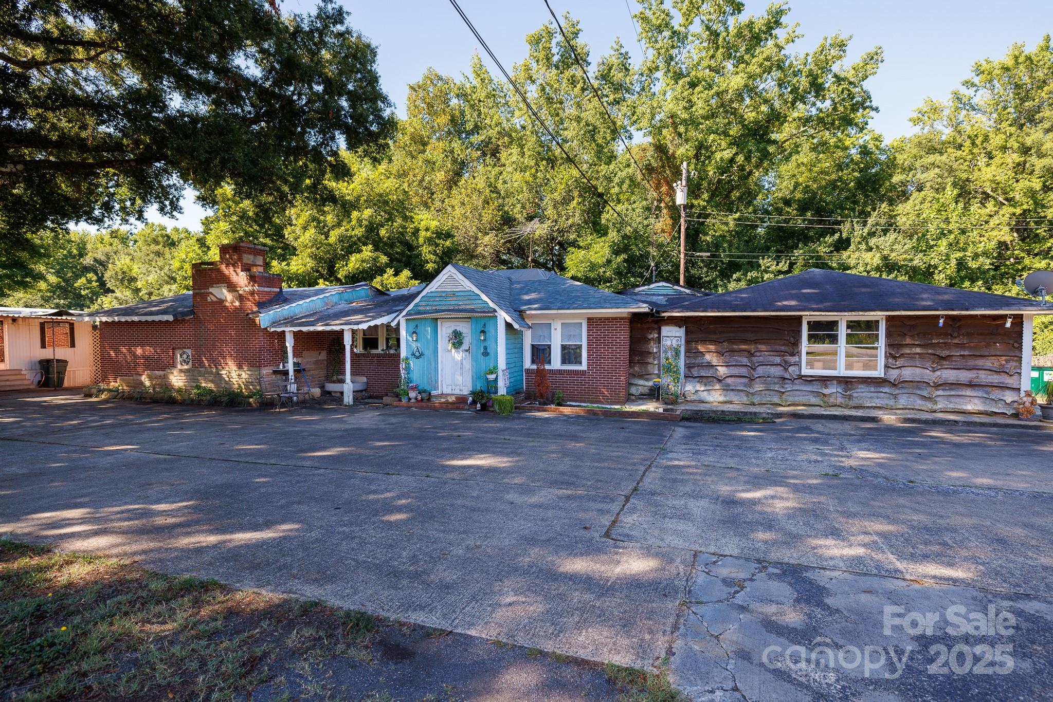 3835 Lesslie Highway