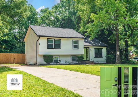 Photo of 8144 Ashwood Drive, Charlotte, NC 28215 (MLS # 4363881)