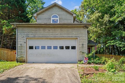 Photo of 141 32nd Avenue NW, Hickory, NC 28601 (MLS # 4393399)
