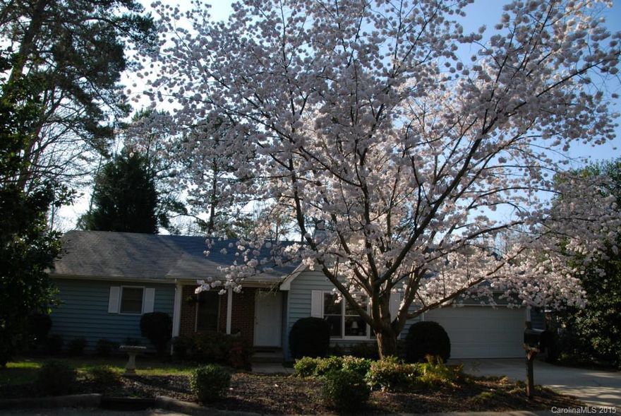 Sellers will consider a $10,000 updating allowance if sold before they paint and add granite.  In process of obtaining quotes.  Lovely 3 bedroom, 2 bath ranch home with 2 car garage and seasonal waterviews of Lake Wylie.  Great floor plan w/ spacious rooms &  lots of storage built by Soni in1994. Lots of windows & skylights give a bright and open feeling. Beautiful views of Lake Wylie. Needs updates BUT has NEWER roof, heat, A/C, hot water.  Storage available under house in crawl space.
.