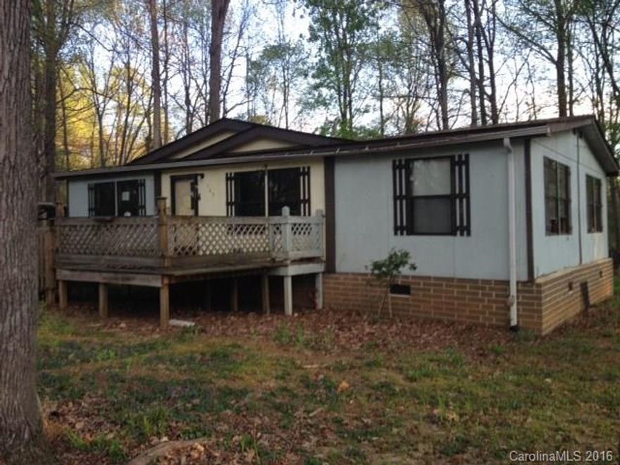 ATTENTION INVESTORS!!  Well priced 1988 manufactured home!  This home offers 3 bedrooms, 2 baths, a living room, a bonus room, a large storage building and much more!  PRICED TO SELL!!  BRING OFFERS!!