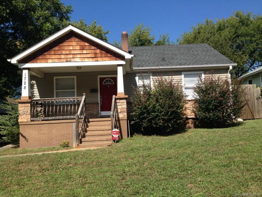 Freshly painted interior
Granite countertop - New sinks - Hardwood floor in living room, 
Ceramic tile in kitchen and bathrooms. Large master suite with trey ceiling and walk in closet 
- garden tub and separate shower - dual vanities 
Desirable Wilmore Neighborhood - Minutes to Uptown Charlotte, Dilworth, Light Rail Station -