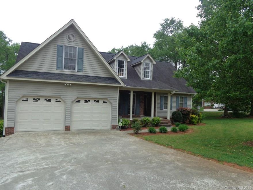 One owner, great plan and lot. Pretty hardwood floors, nice master and bath.