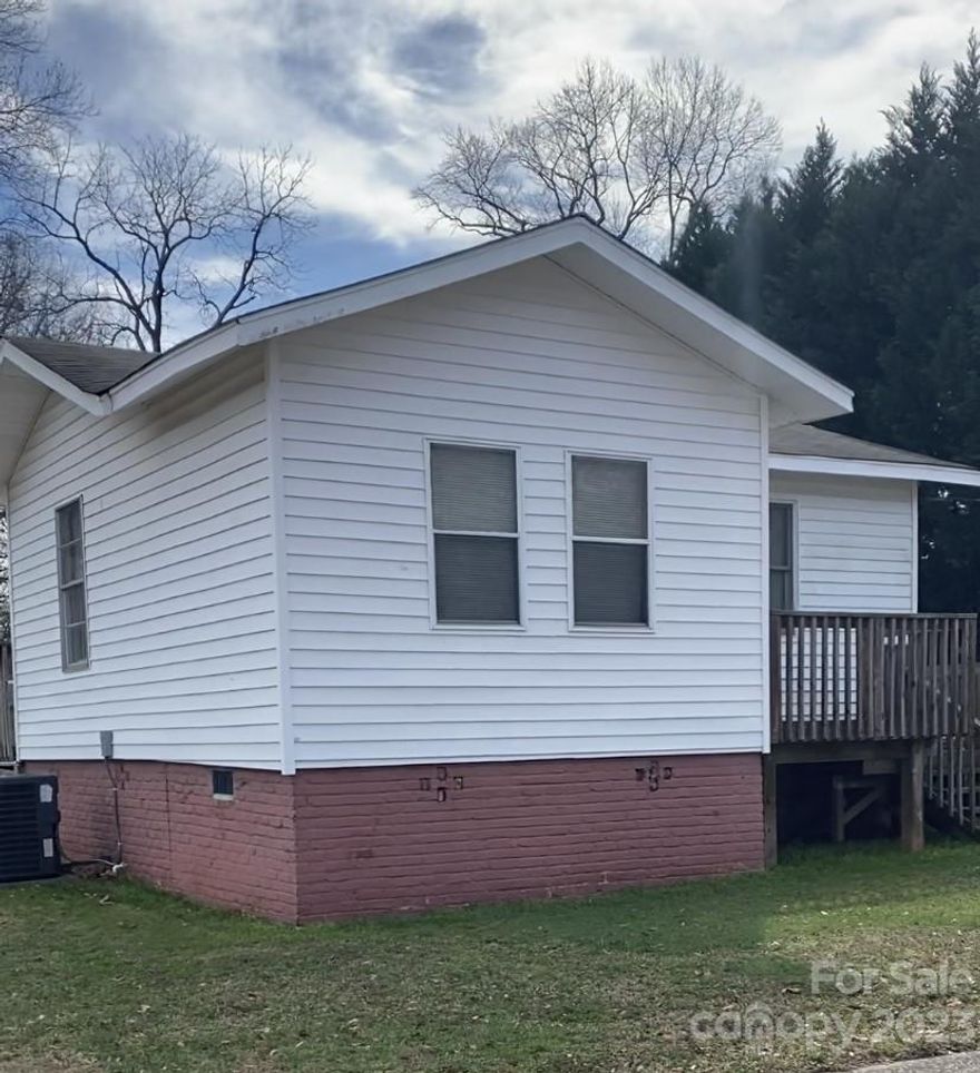 Charming 2BD/1BA ranch in downtown Fort Mill. Great walkability and close to parks and restaurants. HVAC 2019 and Water Heater 2018. Roof less than 10 years old.