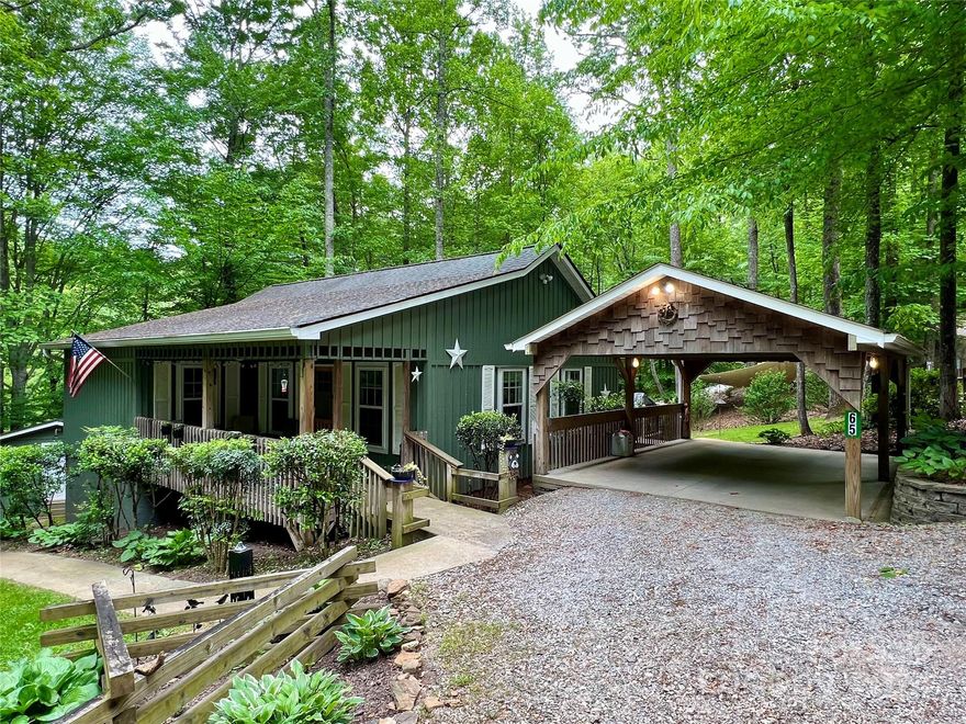 Beautiful setting surrounds this mountain cottage!!! Open floor plan, and fantastic outdoor space!!!