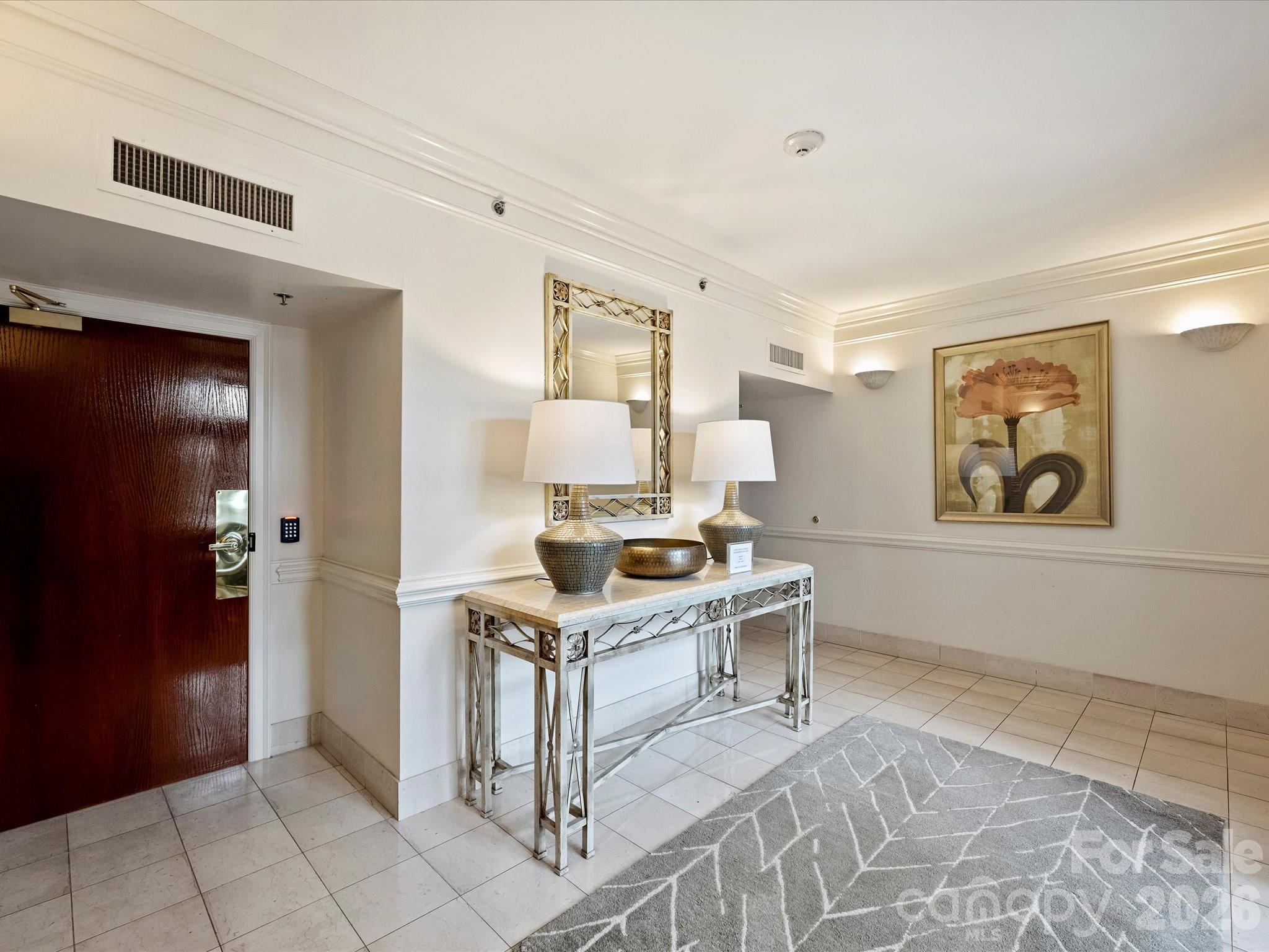 2445 Selwyn Avenue 202