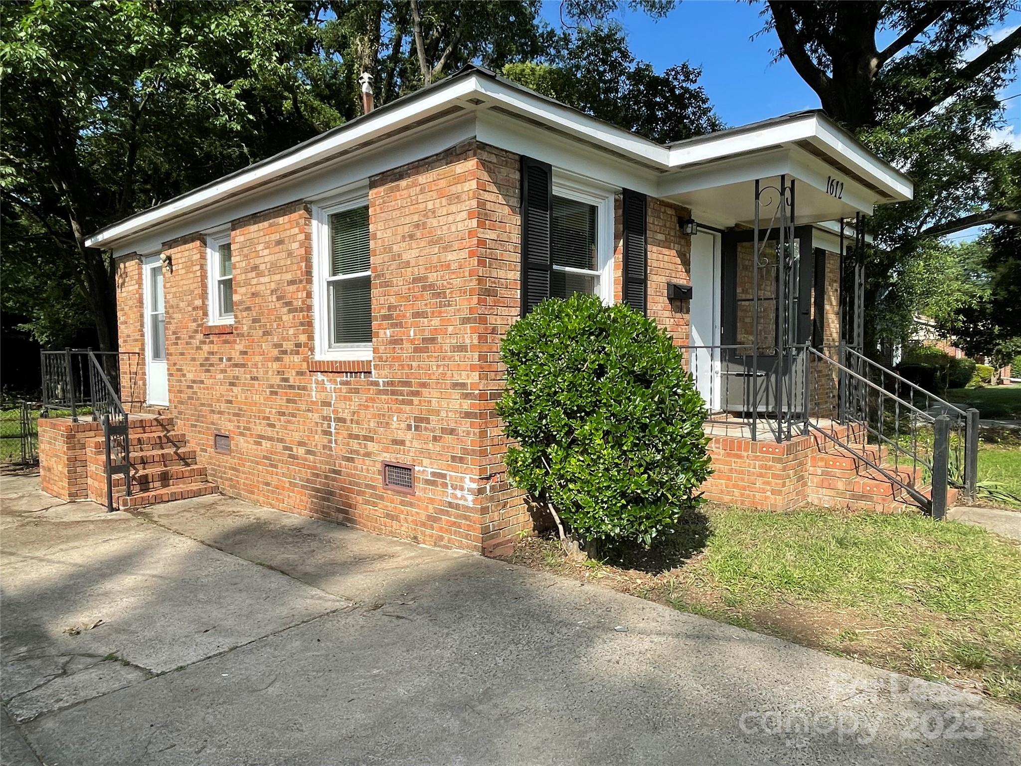 Oaklawn Park - Residential Lease
