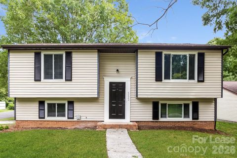 Photo of 5222 Split Oak Drive, Charlotte, NC 28227 (MLS # 4339784)