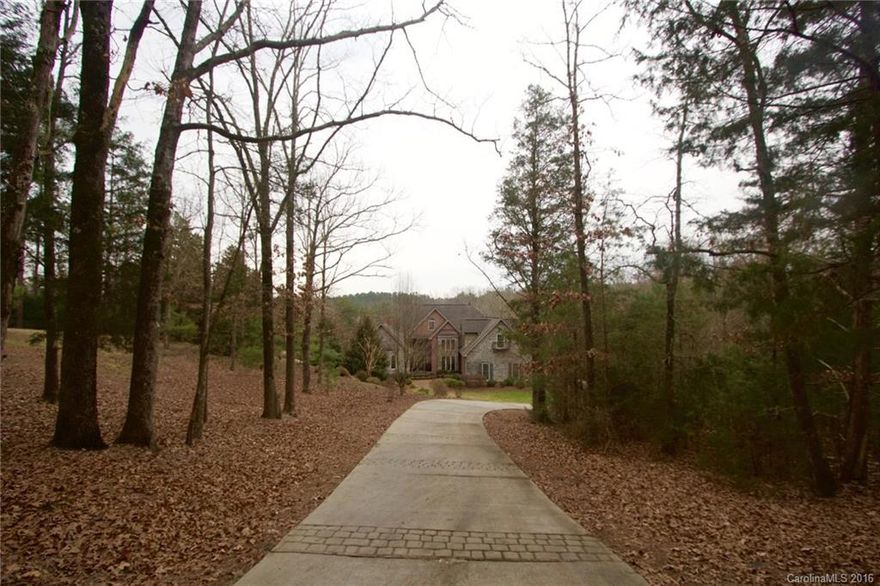 Outstanding waterfront home on Lake Wylie. Stunning mouldings & millwork throughout. Brazilian Cherry
hardwoods. Kitchen has Wolf range, cherry cabinets, granite, warming drawer. Master Suite on main
w/sitting area overlooking water, His/Her WICs. Master Bath has AirJet Tub. Secondary Bedroom located
on main. Whole house audio system. Media Room w/surround sound & wetbar. Bonus has great
closet. Screened Porch faces water. Oversized 2-car garage. Award-winning Clover Schools. Low SC taxes.