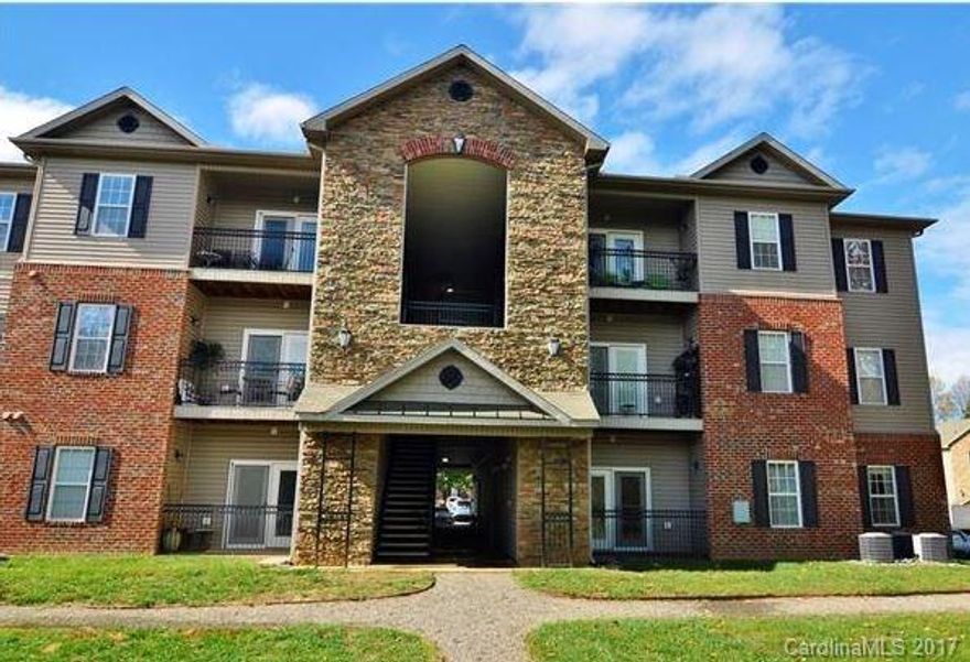 Move-in ready condo, convenient to Biltmore Village & all that south Asheville has to offer. Just minutes to downtown. 2nd floor unit, bright with lots of natural light. 9' ceilings throughout.