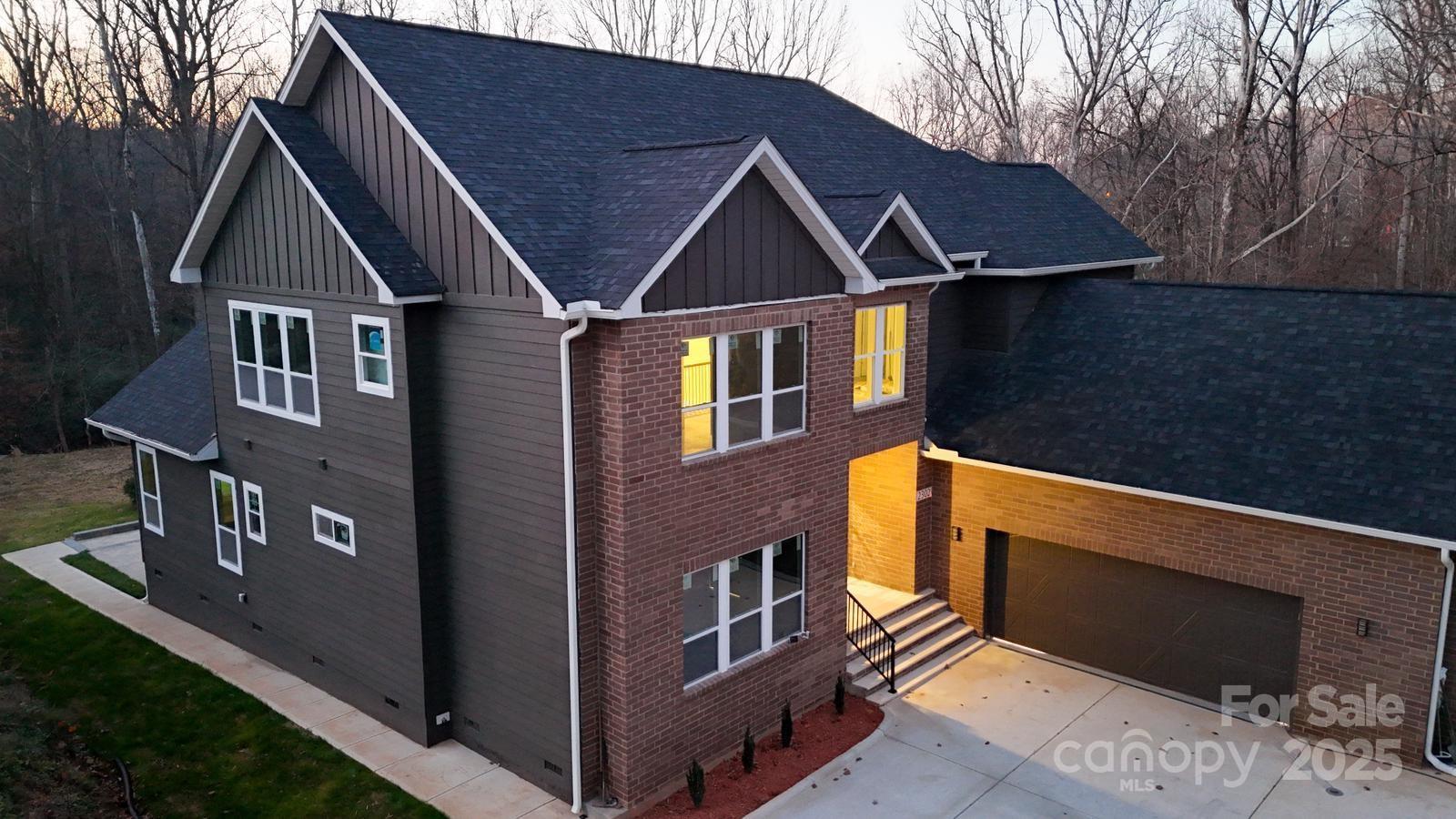 2302 Rayecliff Lane