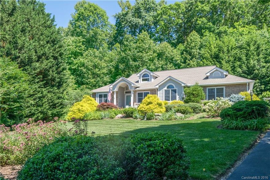 Lovely ranch in desirable Hawthorn Hills Community.This home features a split bedroom plan,wonderful large eat in kitchen w stainless steel appliances & cherry cabinetry.A large open living room w gas fireplace & spacious dining area w gleaming hardwood floors.Three bedrooms,master plus 2 guest,one w a Murphy Bed & built-in bookcases allow for use as great office space.A delightful screened porch completes this beautifully maintained home.Mature landscaping & private garden.Home Warranty offered