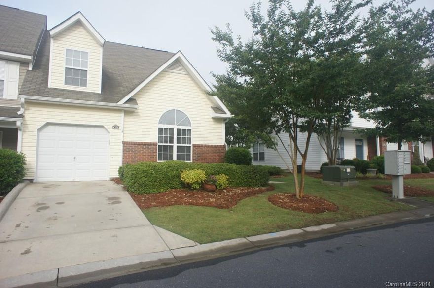 Open concept living
First floor Master
Eat in Kitchen +formal dining area
Large Loft area, can be 3rd BR or Office area
Close to shopping and restaurants
Quick access to I-77
Easy commute to Charlotte (<18 mi)