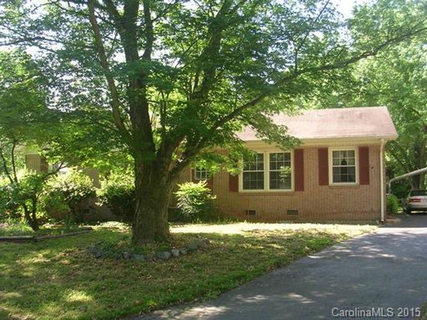 Available 06/19/15: 3 bed 2 bath in Starmount Subdivision. Exterior features car carport, & a screened back porch.  Living Room, Dining Room, Kitchen comes w/ pantry (range/oven, microwave, dishwasher & refrigerator) washer/dryer hook ups are located in  kitchen closet. The Master Bedroom features hardwood floors and a Private Bathroom with stand up shower. The other 2 Bedrooms feature hardwood floors and share a Full Hall Bath.**Shed in backyard is not usable 
Pets Negotiable / NO Smoking