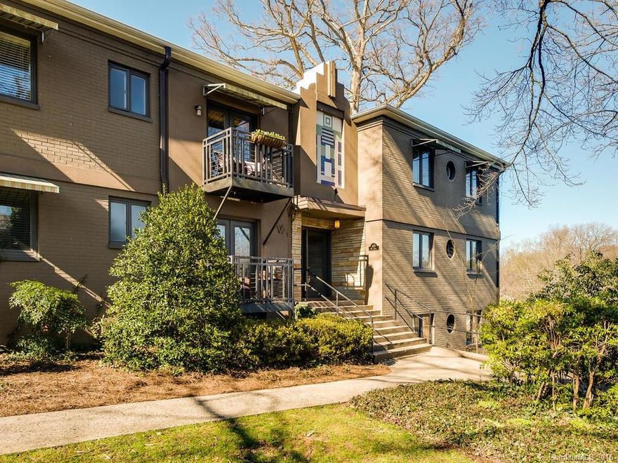 Immaculate Art Deco Style in the heart of Elizabeth. Upper level property with excellent views of the commons. Beautiful wood floors, updated kitchen, classically styled bathroom and laundry room. Minutes to Uptown and walking distance to all of Elizabeth's amenities.