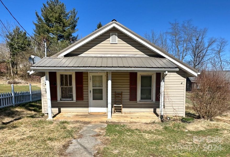 Motivated Sellers! Your gateway to endless possibilities! This charming fixer-upper boasts two cozy bedrooms, one bath, and an abundance of potential waiting to be unlocked by savvy investors or first-time homebuyers eager to put their personal touch on their new abode.
Nestled in a desirable neighborhood, this starter home offers the perfect canvas for renovation dreams to come to life. Whether you're envisioning a quaint retreat or a modern haven, the blank slate of this property allows for limitless creativity.
Conveniently located in the heart of Canton, residents will enjoy easy access to local amenities, schools, and recreational activities, making it an ideal location for families or professionals seeking both comfort and convenience.
Don't miss out on this rare opportunity to transform this humble abode into the home of your dreams.