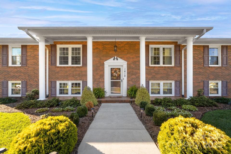 1418 E MEMORIAL Highway