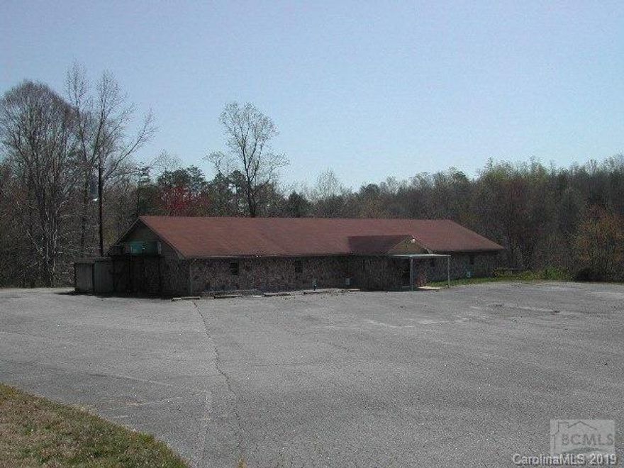 Great retail or commercial space. Over 4,000 square feet on 8 acres of land. Former restaurant site with endless possibilities manufacturing, storage, civic groups or churches.