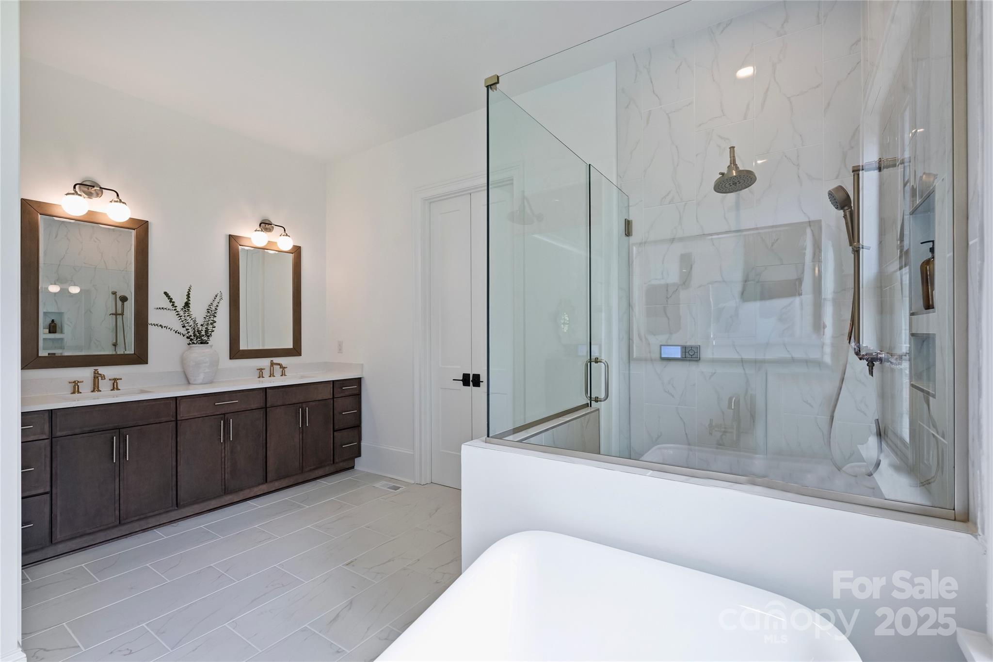 Chateau Sardis - Residential