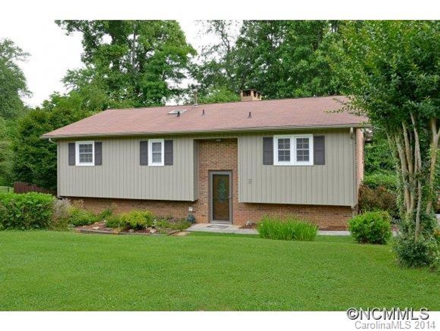 SPARKLING CLEAN & MOVE IN CONDITION!  NICE HOME NEAR ETOWAH GOLF COURSE ON CUL-DE-SAC STREET.  LIVING ROOM W/LAMINATE FLOORING, BRICK FIREPLACE, PATIO DOORS OPEN TO SCREENED PORCH.  LIKE NEW KITCHEN, NEW WINDOWS FALL OF 2012, ROOF REPLACED APPROX. 5 YEARS & MANY OTHER UPDATES.  DEN/OFFICE COULD BE 3RD BEDROOM (SEPTIC PERMIT PENDING), LAUNDRY ROOM & SPACIOUS FAMILY ROOM ON LOWER LEVEL OPENS TO FENCED BACK YARD.  ONE CAR GARAGE + STORAGE AREA.