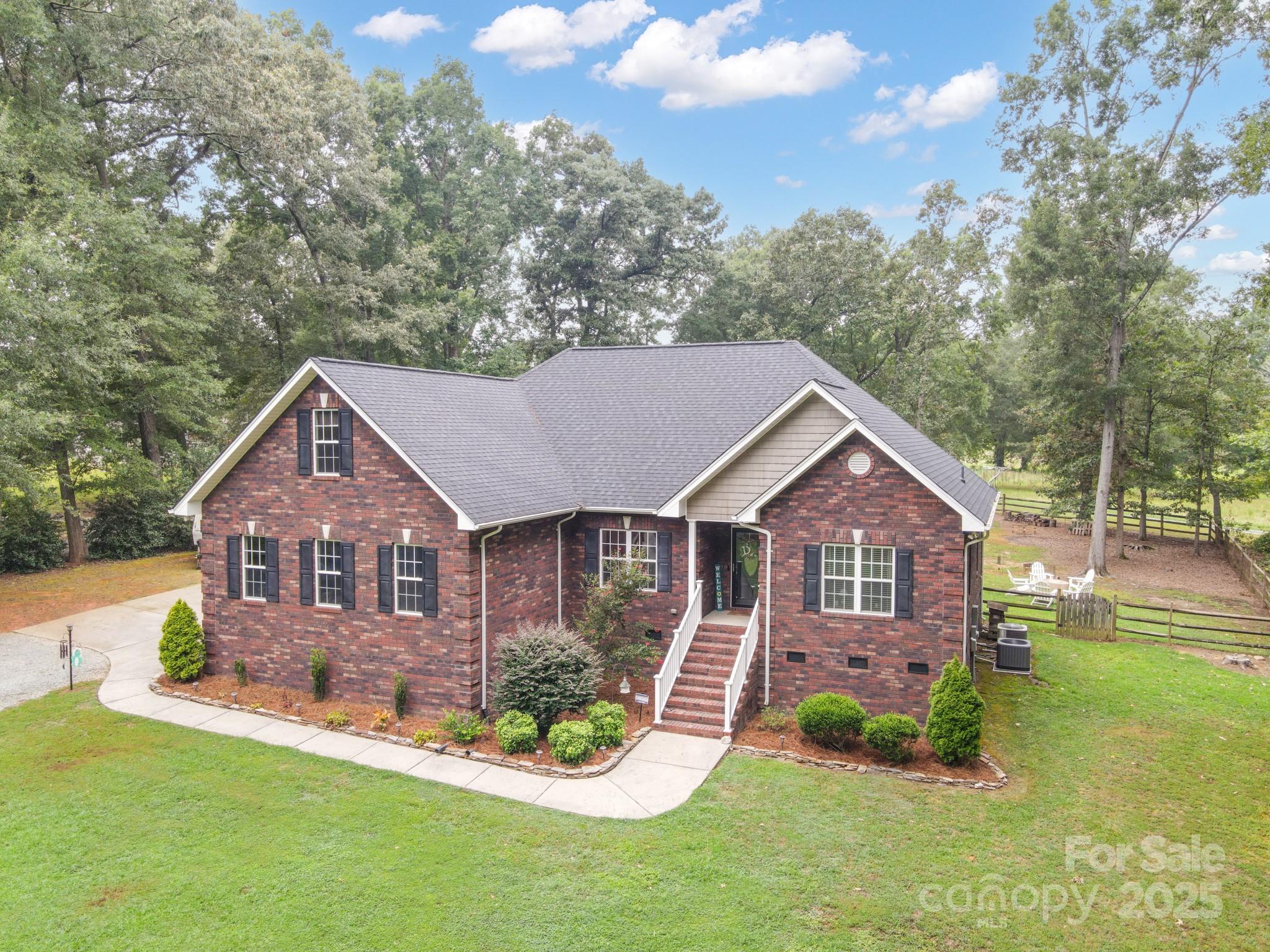 524 Lawyers Road W